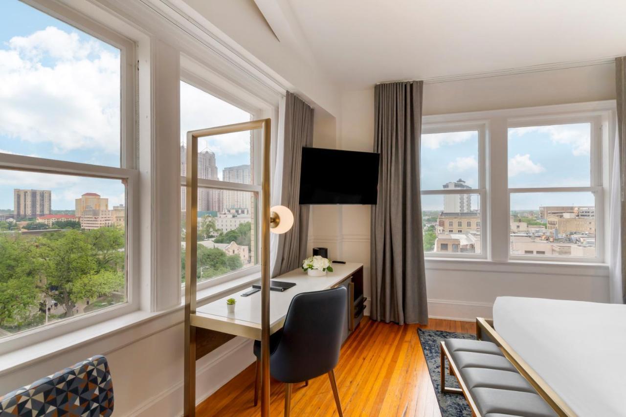 Gibbs Downtown Riverwalk 4*