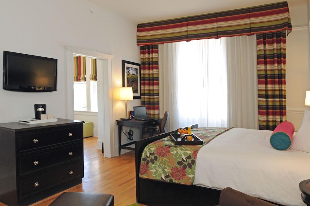 Gibbs Downtown Riverwalk Hotel 4*