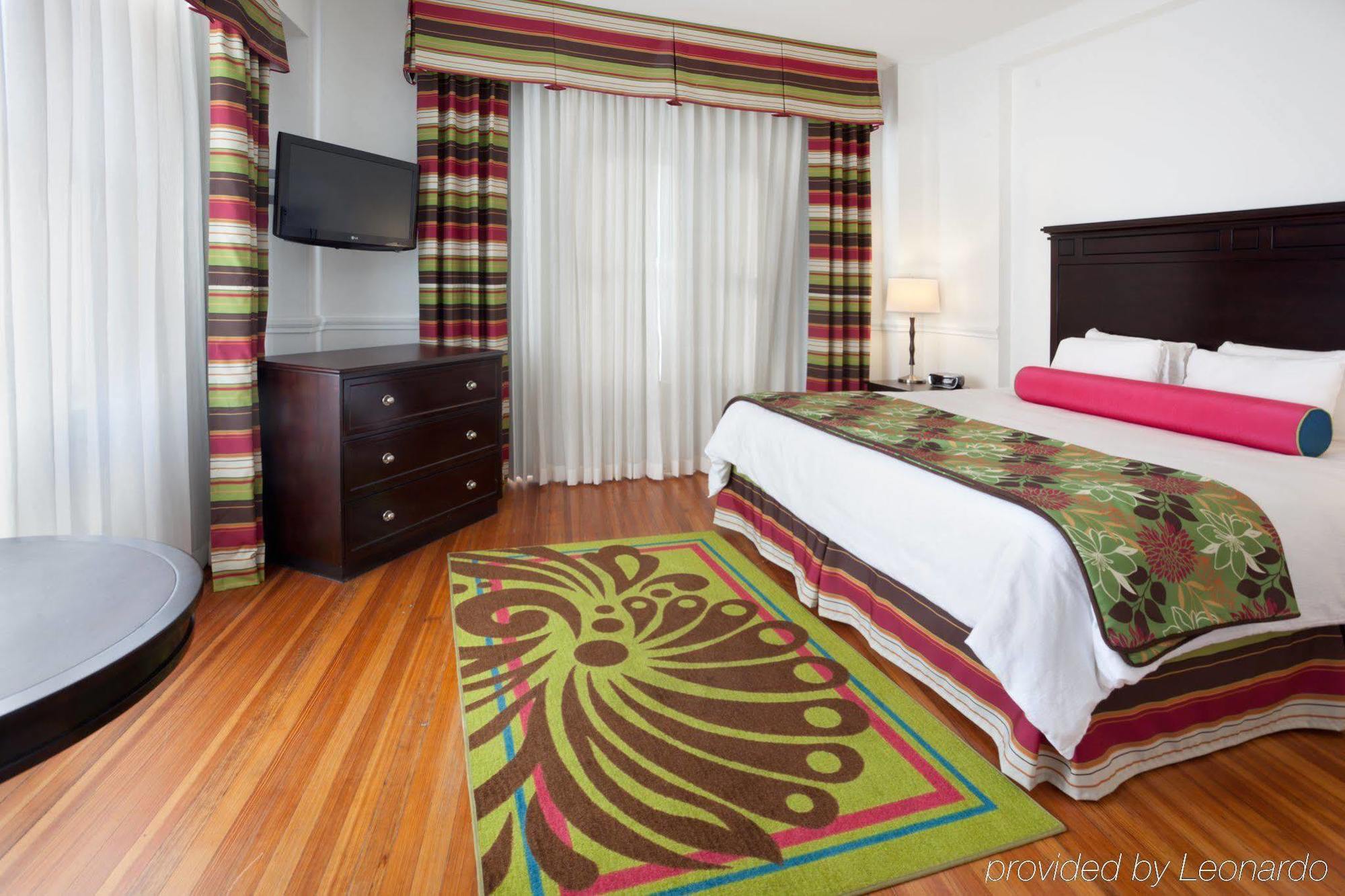 Gibbs Downtown Riverwalk Hotel 4*